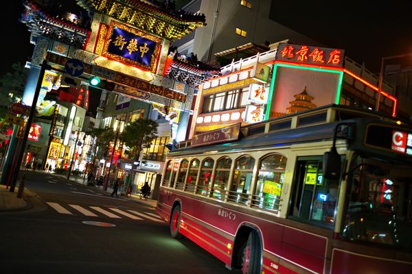横浜中華街を通るあかいくつのバスの作例写真