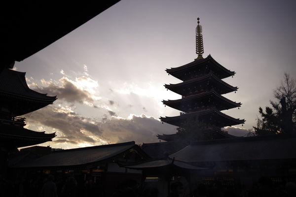 日没と浅草寺の五重塔の作例写真