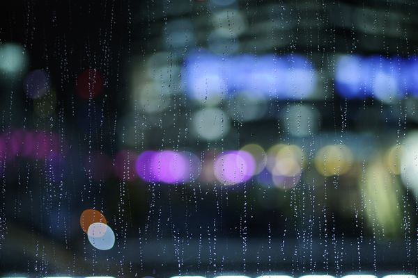 ガラスに滴る雨と夜の街の作例写真
