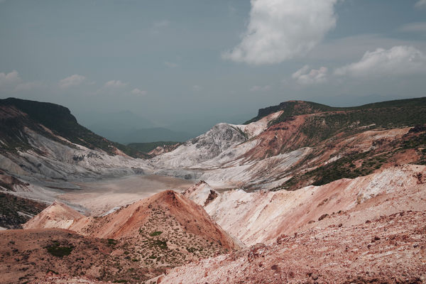 映画調の安達太良山の爆裂火口の作例写真