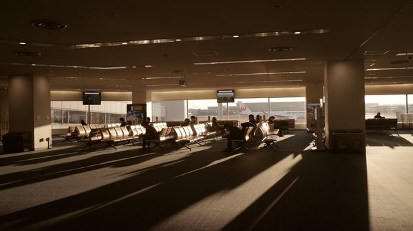 西日が差し込む羽田空港出発ロビーの作例写真