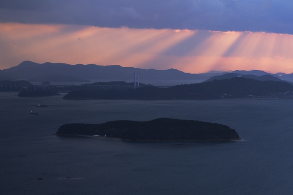 光射す瀬戸内の夕景の作例写真