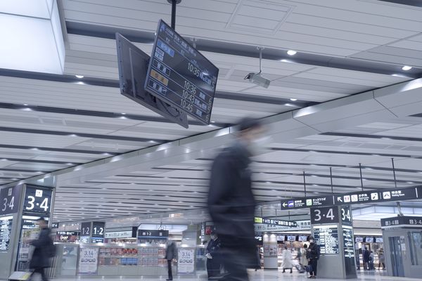 新大阪駅構内を歩く人の作例写真