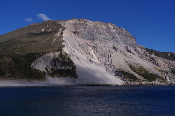 神津島の多幸湾から見る崩れた山の斜面の作例写真