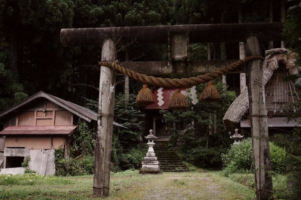 菅沼集落にある神明宮の鳥居の作例写真