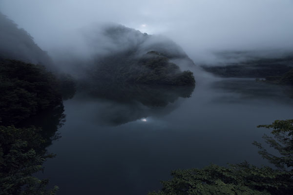霧をまとい静かに流れる庄川の作例写真