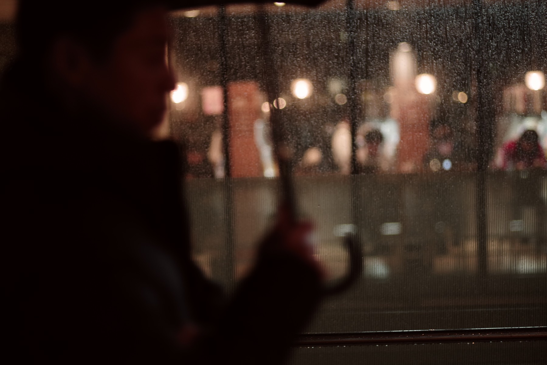雨宿りと帰宅者の作例写真