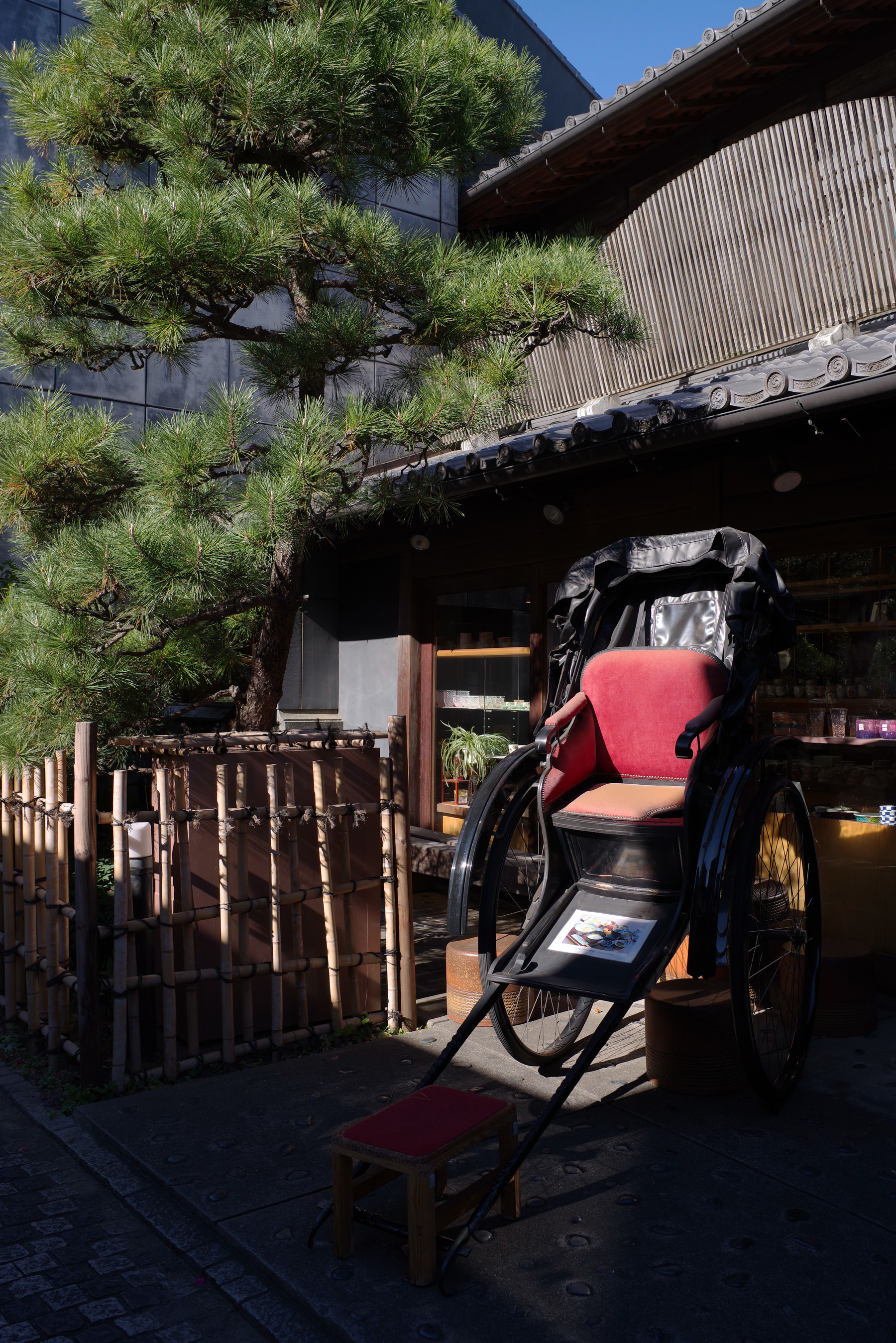 秋の朝日を浴びる人力車の作例写真