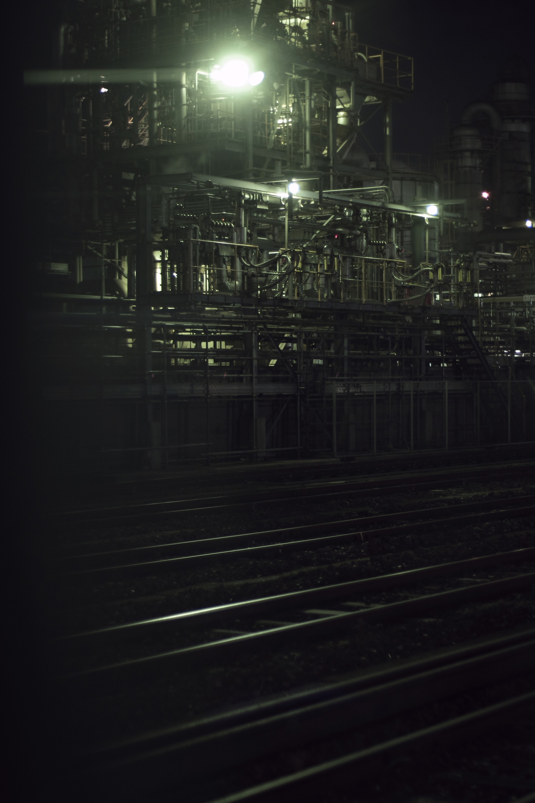 工場夜景と線路の作例写真