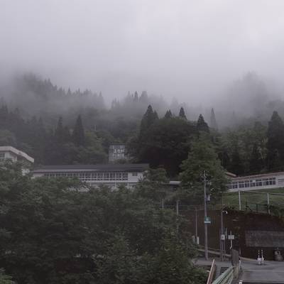 霧に包まれる富山県立南砺平高等学校の作例写真