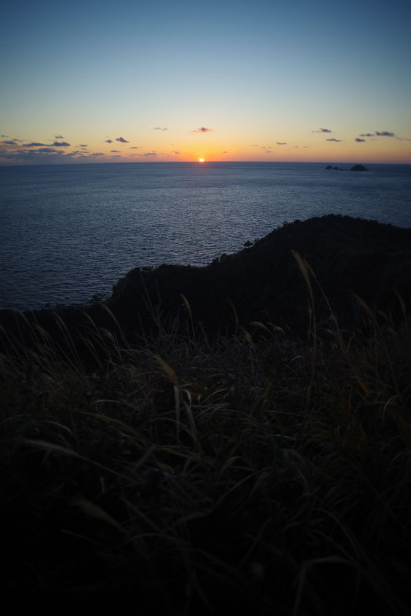 断崖から見える水平線の日の出の作例写真