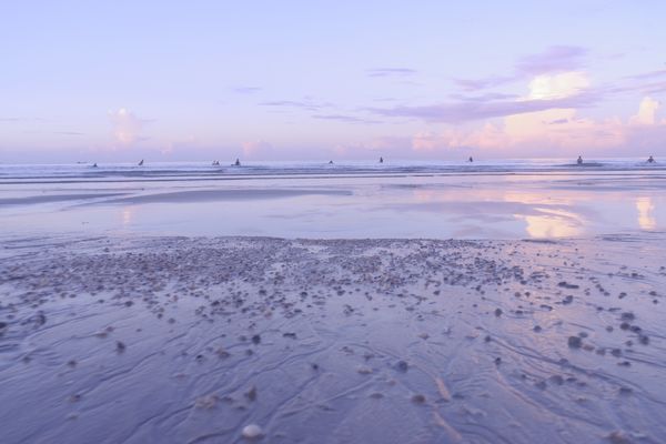 夜明けの海とサーファーの作例写真