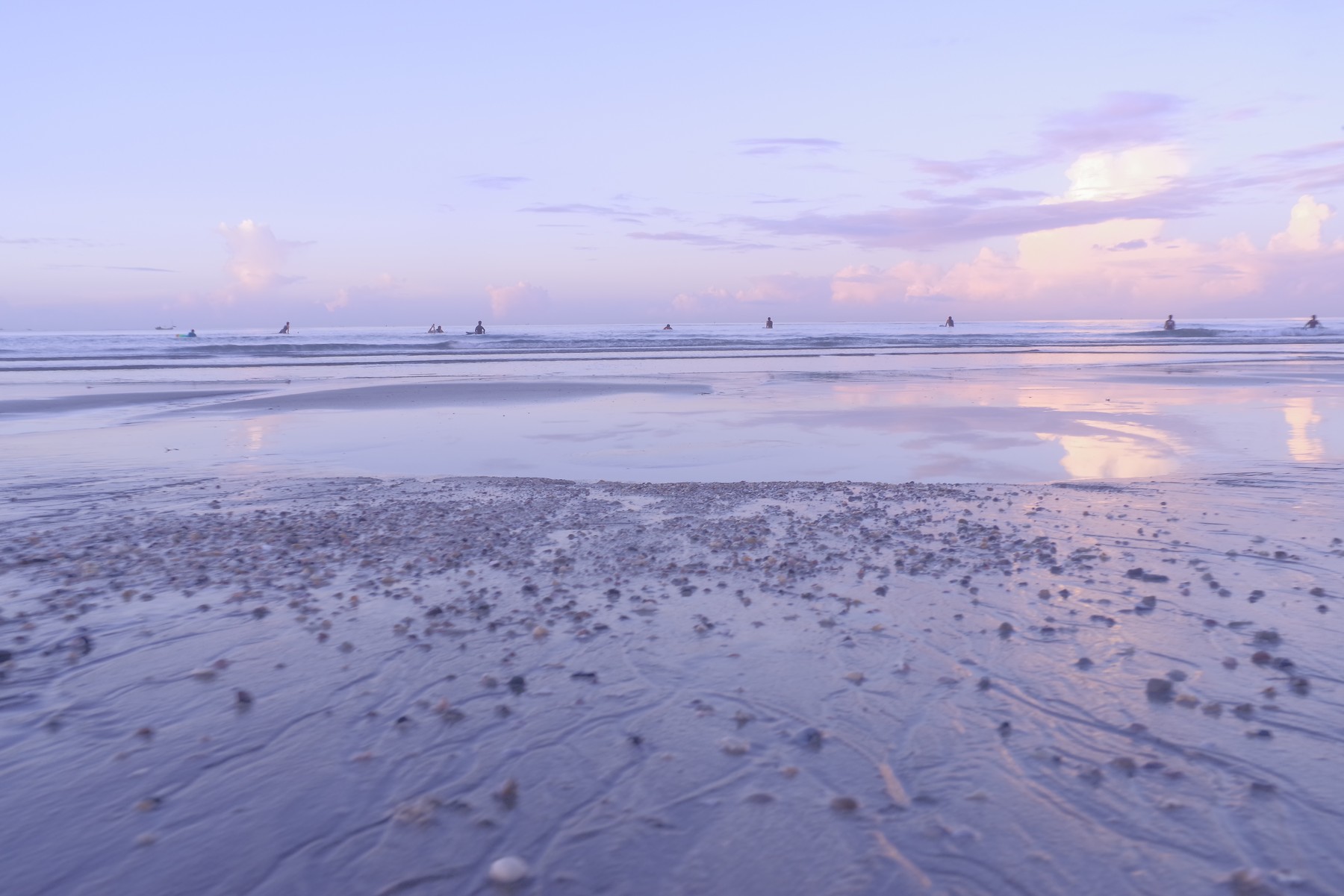 夜明けの海とサーファーの作例写真