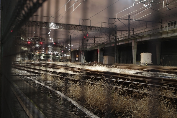 入谷口通りから見る深夜のJR線の様子の作例写真