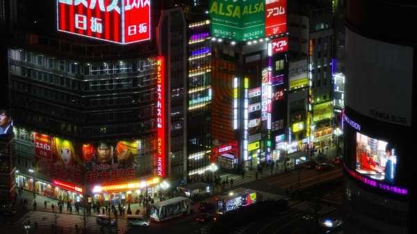人通りが絶えない夜の歌舞伎町一番街付近の作例写真