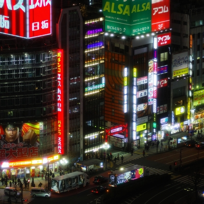 人通りが絶えない夜の歌舞伎町一番街付近の作例写真